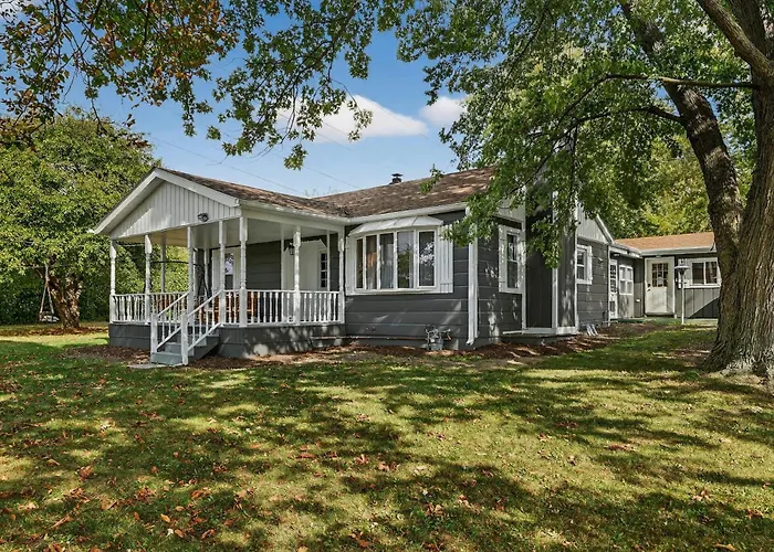 Greenway Getaway-private Huge Outdoor Fun, Game,navy Holiday home Beach Park