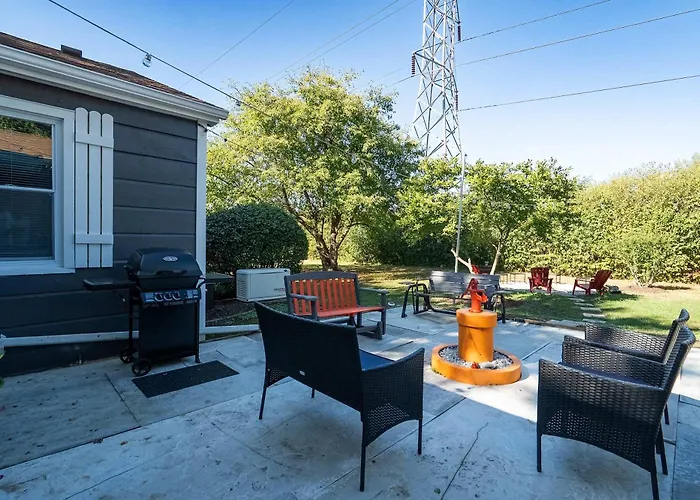 Greenway Getaway-private Huge Outdoor Fun, Game,navy Holiday home Beach Park